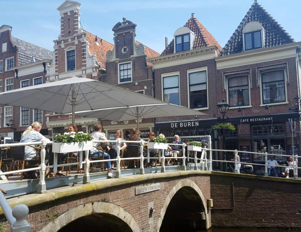 stenen brug met parasols en tafeltjes